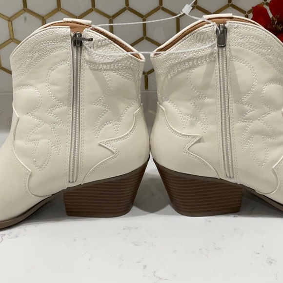 NWT Indigo rd cowboy boots Ivory ankle color Ivory size 7.5 - Picture 4 of 8